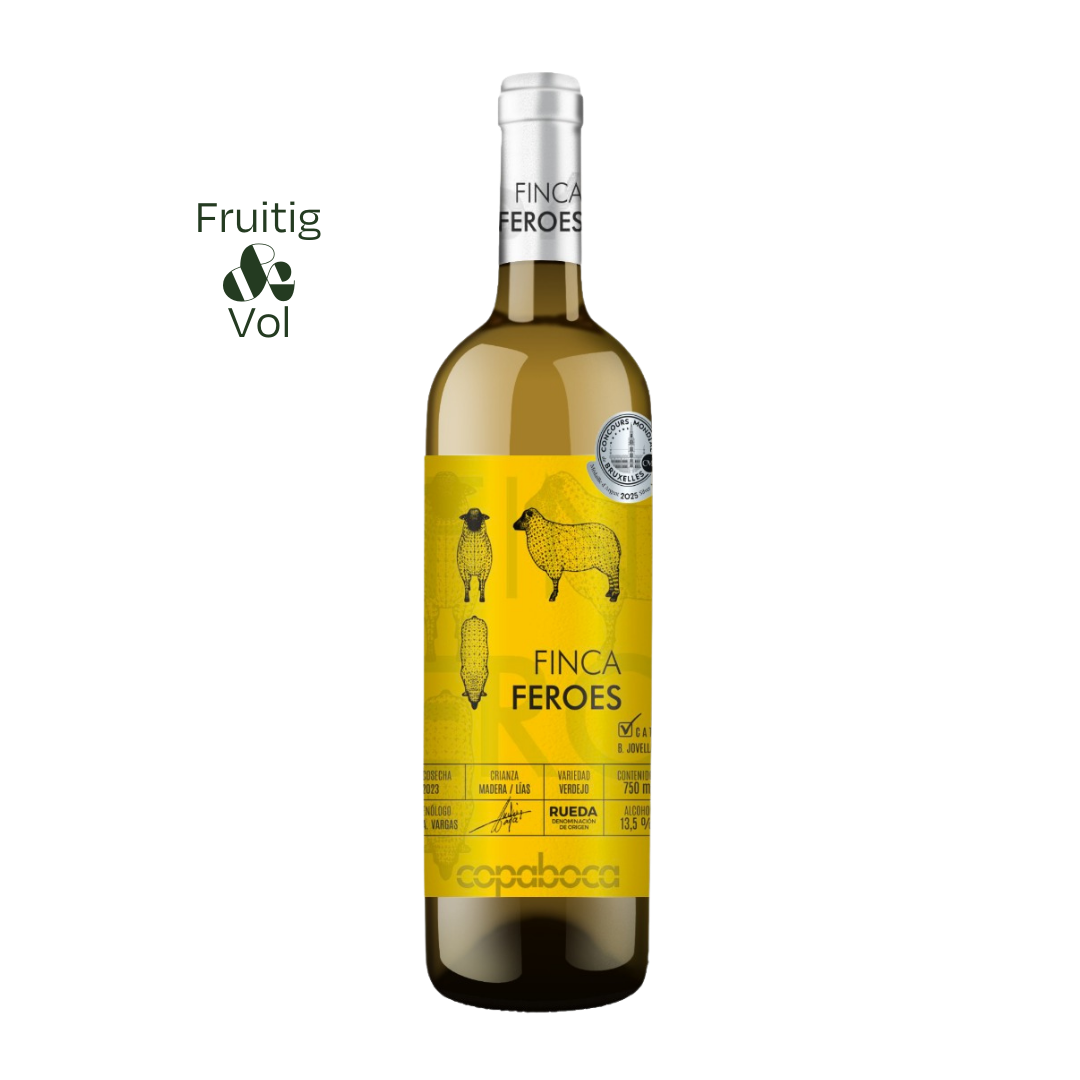 Fles Finca Verdejo Premium met heldere, frisse witte wijn; elegante Spaanse stijl en citrusfrisse uitstraling.