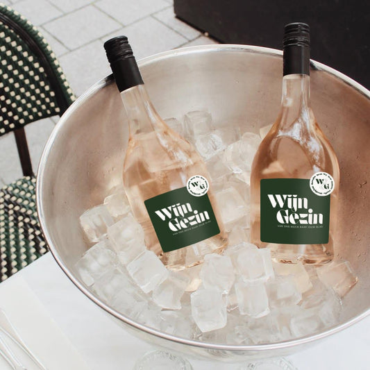 Zalmroze George Loves Rosé 2023 in een elegante fles, met zacht licht en een frisse, zomerse uitstraling