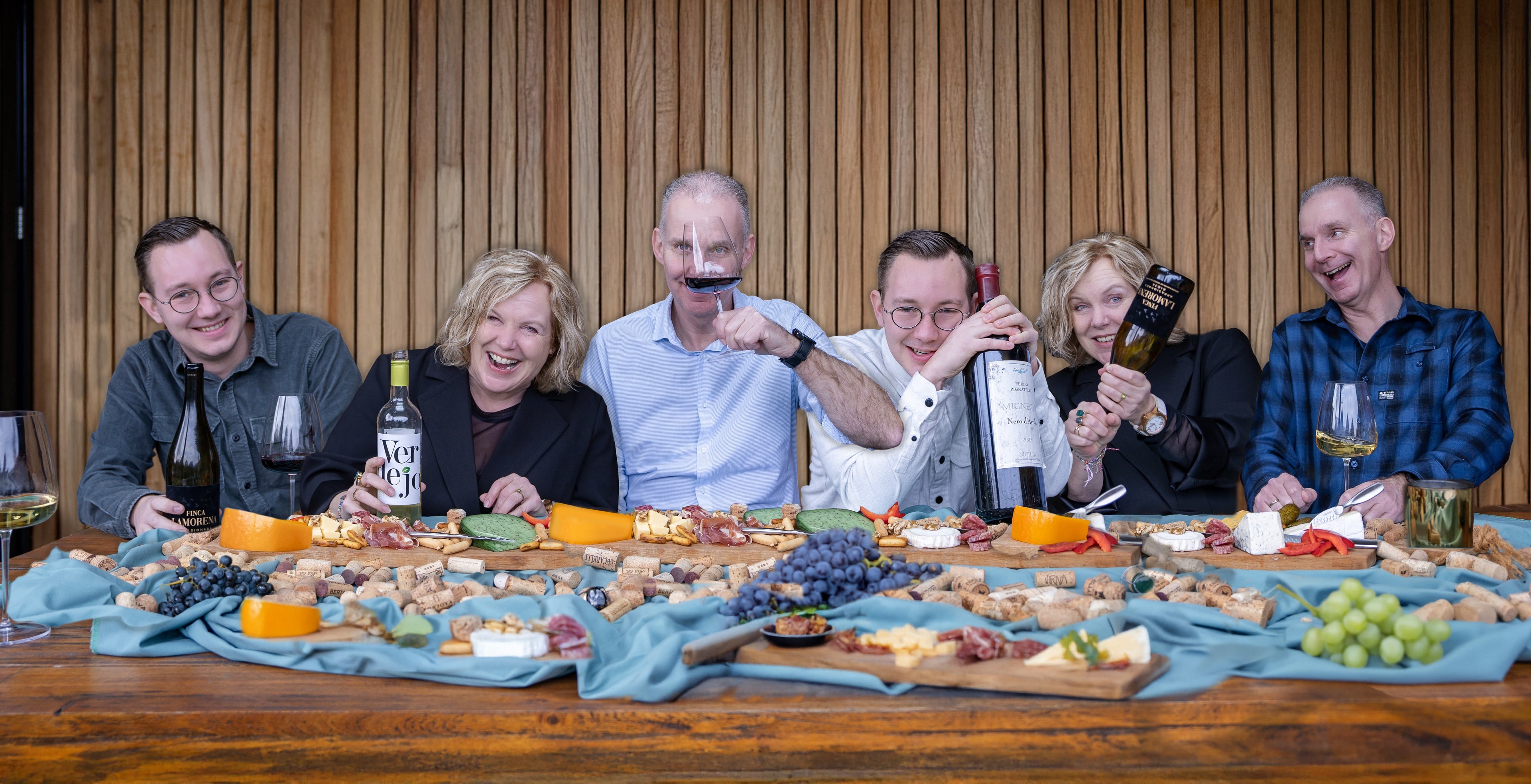WijnGezin collectie bijzondere wijnen op tafel met glazen in sfeervolle setting