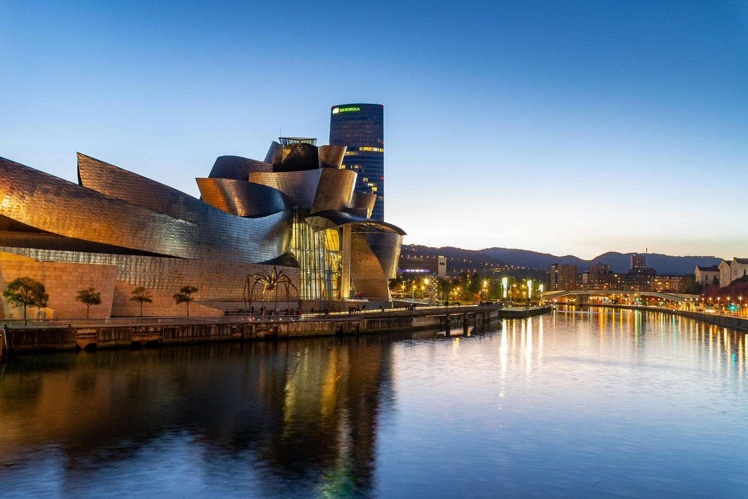 Tijdens onze exclusieve wijnreis starten en eindigen we in het iconische Bilbao