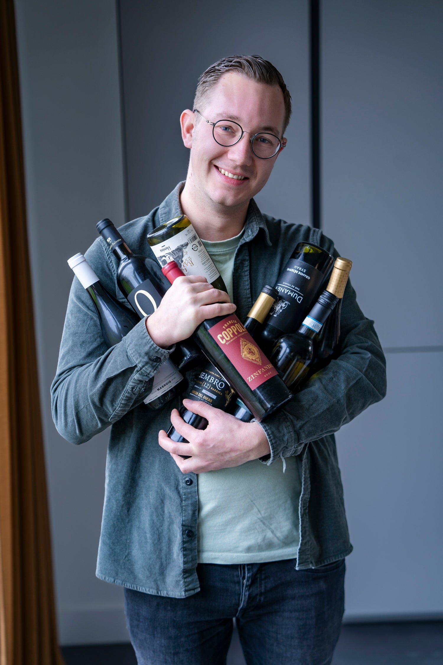 Yick van der Velden, eigenaar van WijnGezin, werkzaam in zijn wijnbar en actief binnen de horeca